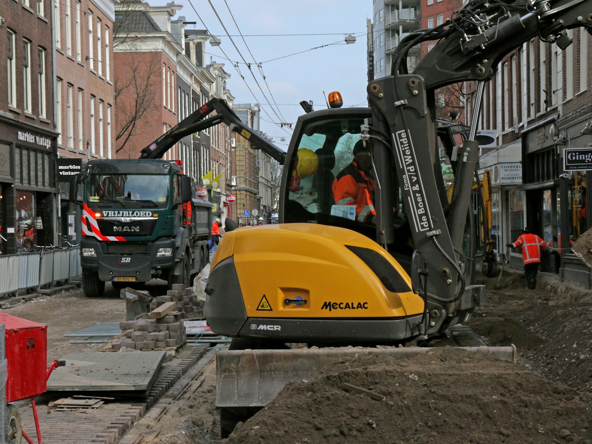 Graafmachine bij werkzaamheden aan een straat — algemeen sfeerbeeld